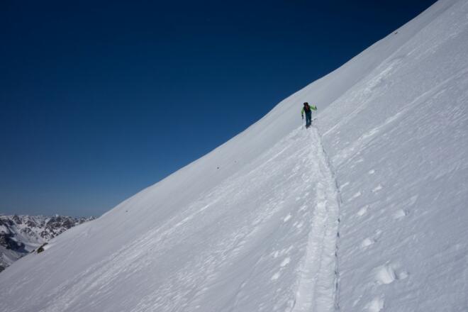 Kurz vor dem Skidepot steilt die Gipfelflanke des Piz Jeramias auf (30-35°)