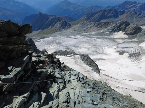 Blick zurück zum Kampl (Felskopf) rechts davon das Ködnitzkees, in Bildmitte in der Scharte die Stüdlhütte.