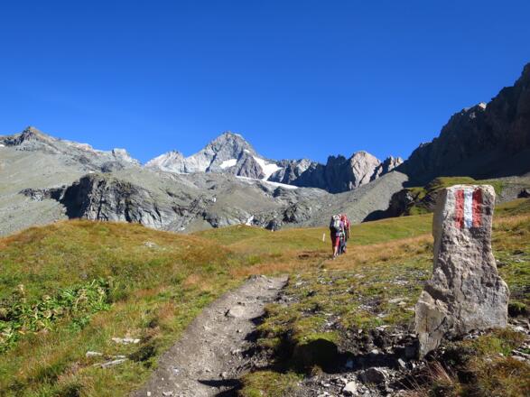 Am Mürztalersteig im Hintergrund der Großglockner rechts die schwarze Wand.