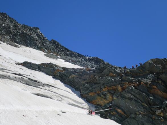 Hier die Holzrampe unterhalb der Kampl. Der Steig in den Felsen ist seilversichert.