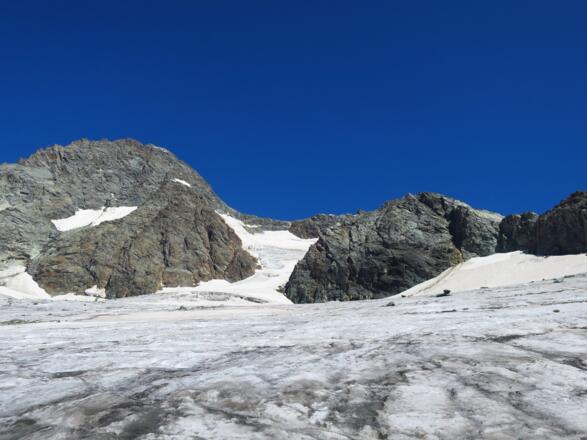 Links der Großglockner rechst die Kampl. Dazwischen über das Ködnitzkees aufwärts und nach rechts über eine Holzrampe in die Felsen.