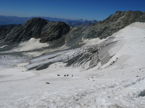 Hier der alte Kalser Weg, der von der Stüdlhütte erreicht wird. Das letzte Stück steigen wir über den Steig zu der Holzrampe.
