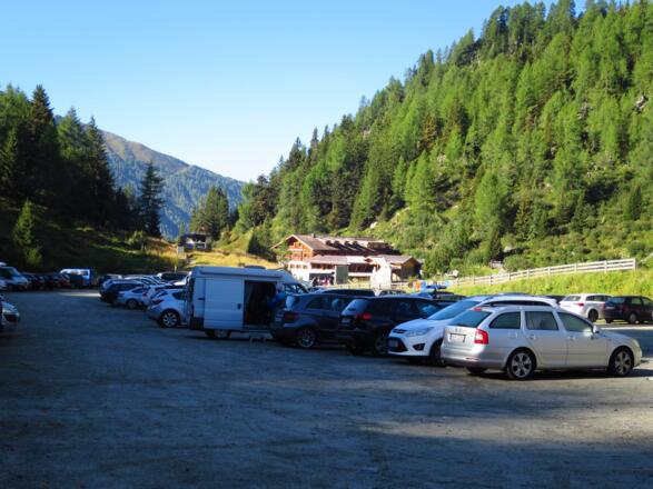 Gebührenfreier Parkplatz beim Lucknerhaus. Allerdings kostet die Mautstraße zum Lucknerhaus  € 10.-