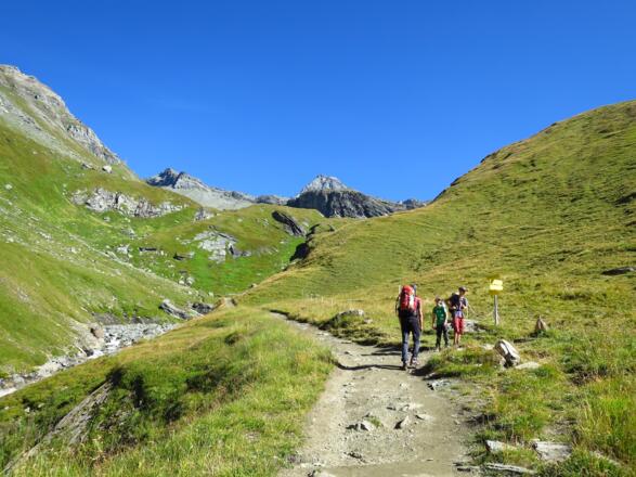 Nach der Lucknerhütte erreichen wir die Abzweigung über den Mürztalersteig zur Erzherzog Johann Hütte.