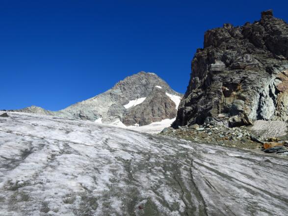 Am Ködnitzkees benötigt man Gletscherausrüstung. Steigeisen, Pickel, Seil, etc.