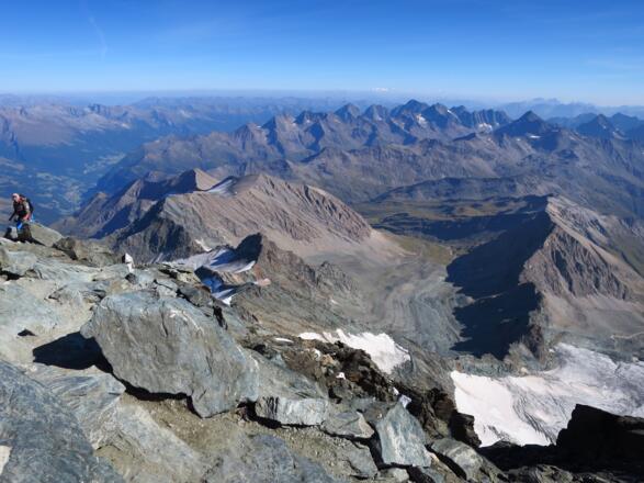 Blick vom Gipfel des Großglockner zur Erzherzog Johann Hütte.