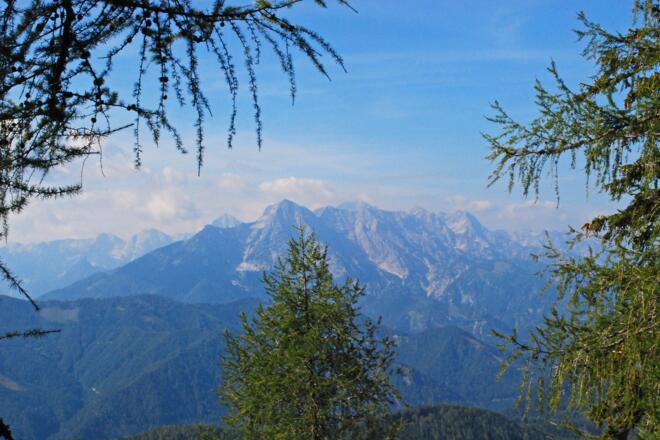 Blick vom Aussichtsbankerl oberhalb der Kogleralm in Richtung Kleiner Priel und Totes Gebirge