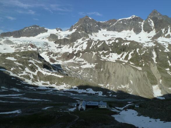 Blick zurück zur Hütte und die gegenüberliegende Talseite mit (zentral) Silvrettahorn