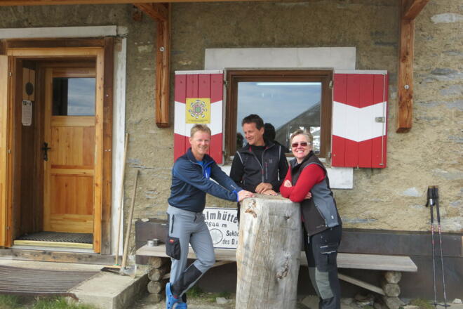 der Autor und Hüttenwart (links) mit unserer Hüttenwirtin Helga vor der Hütte