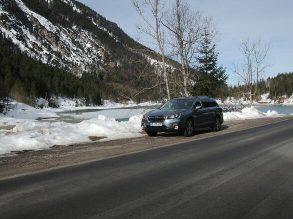 Mit dem Subaru Outback den Plansee entlang