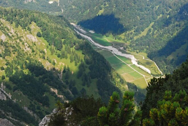 Tiefblick auf den militärischen Schießplatz Feichtau