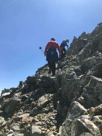 Die Wegspur im Blockgelände ist gut zu erkennen
