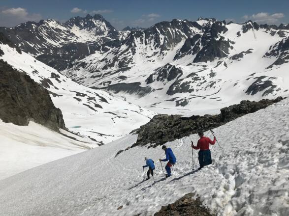 Durchs etwas steilere Firnfeld bis zur Tiroler Scharte