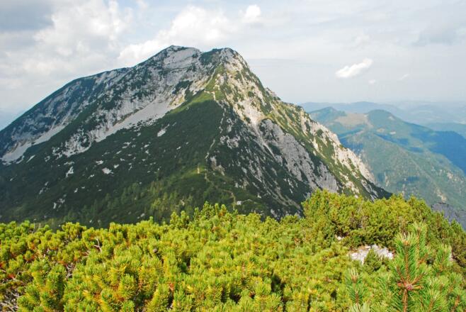 Blick vom Gamskogel nach Westen auf den Hochsengs mit dem Uwe Anderle Biwak am Beginn des Aufstiegsweges