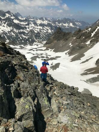 Der Abstieg erfolgt auf dem gleichen Weg wie der Aufstieg