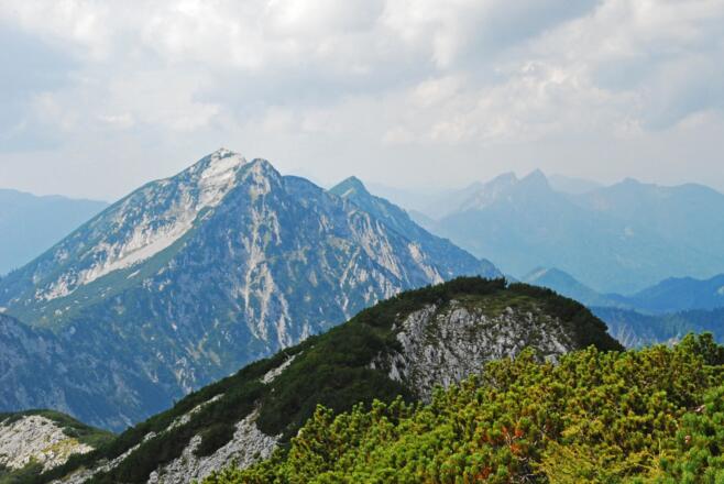 Blick vom Rohrauer Größtenberg auf den Hochsengs und das Schillereck – rechts im Hintergrund die Kremsmauer und die Falkenmauer
