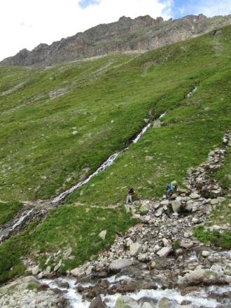 Der Sommerweg verläuft immer im mehr oder weniger steilen Osthang.