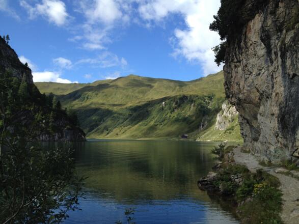 Weg am Seeufer des Tappenkarsee