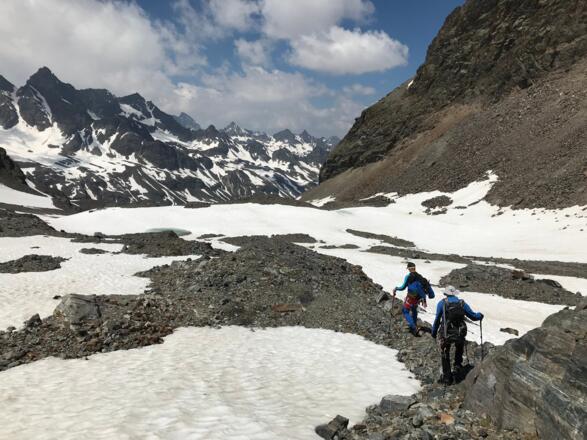 Abstieg über den Tiroler Gletscher (Toteis mit Geröllfeldern und teils Blockgelände)