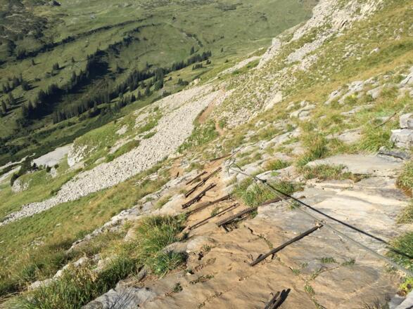 Felsiger Abstieg mit Seilversicherung