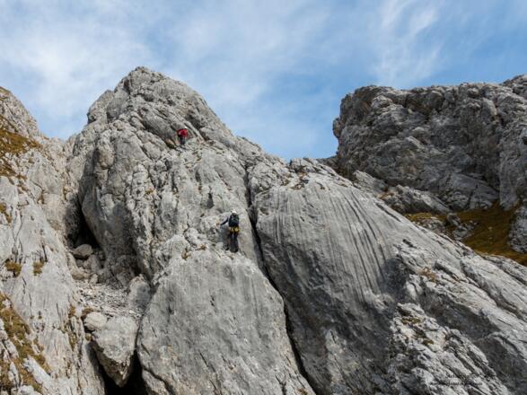 Die Seilschaft in der 5. Seillänge hat den engen Kamin schon hinter sich.