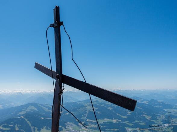 der Querbalken am Gipfelkreuz des Kreuztörlturm hängt schief
