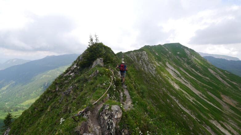 Schmaler Grat mit Seilversicherung am Hochstarzel