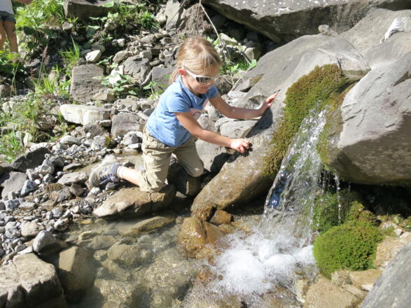 Kleiner Bach entlang des Weges