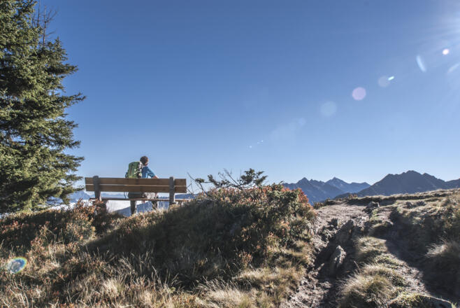 Rast auf einem Bankerl zum Rossfeld