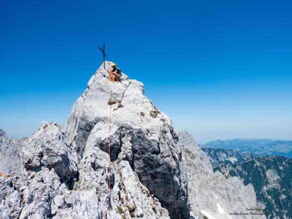 die letzten Meter exponiert am Grat entlang zum Gipfel