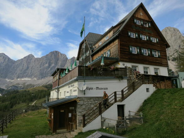 Die Austriahütte vor der Dachstein Südwand