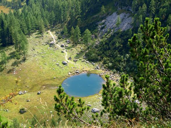 Tiefblick zum Brunnsteinersee von der Wegabzweigung um 1855m