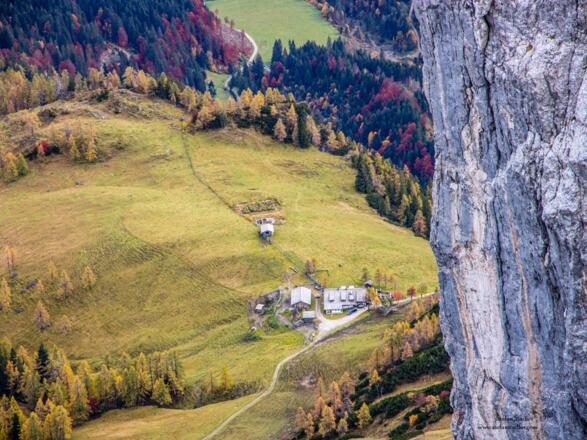 Blick vom Vierrinnenkopf auf die tief unten liegende Mitterfeldalm.