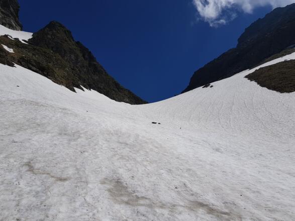 Das - nicht unübliche - Schneefeld beim Aufstieg zur Gollingscharte