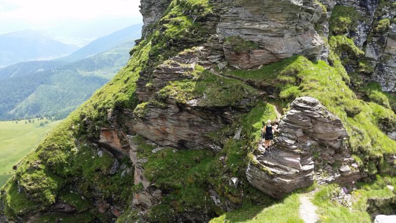 Über Stein geht es zur Leiter