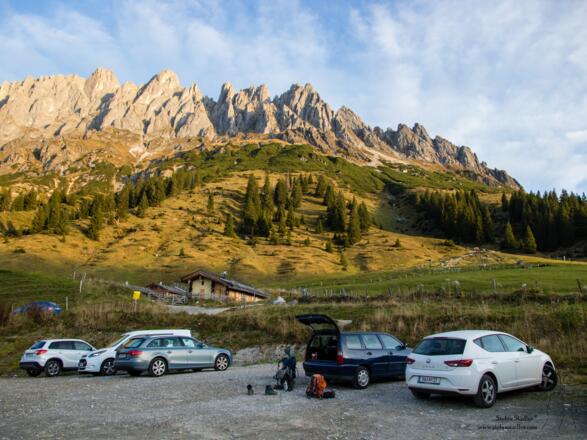 Vom Parkplatz am Arthurhaus hat man schon die schönen Mandlwände im Blick.