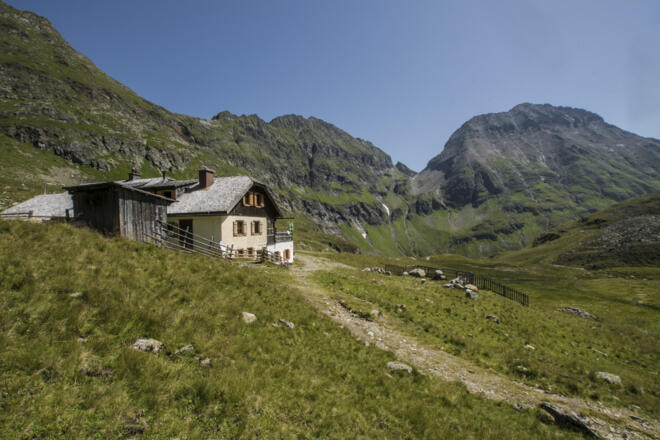 Landawirseehütte im Lungau mit Blick zum Hochgolling