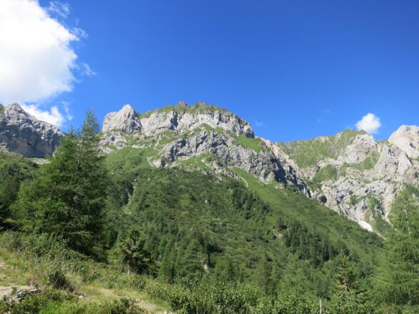 Weißsteinspitzen, am linken Bildrand ist ein Teil des Hochalps, am rechten die Torkarspitze zu sehen