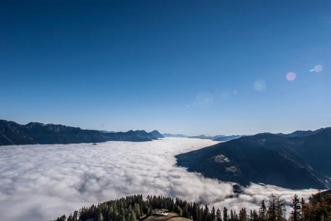 Blick von der Hochwurzen auf ein Wolkenmeer im Ennstal