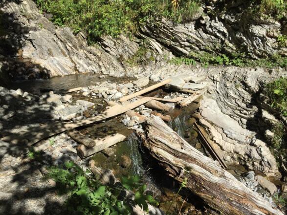 Bachüberquerung im Duratal