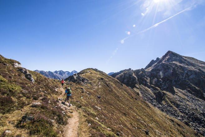 Wanderer auf dem Weg zwischen Hochfeld und Schiedeck