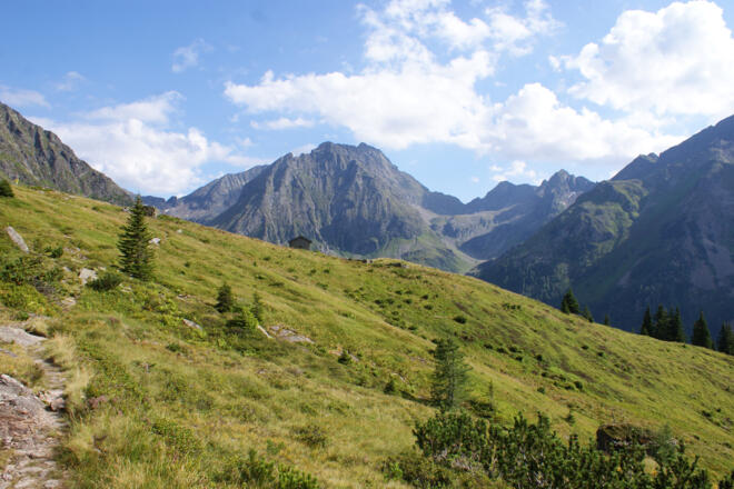Die Neualm mit dem Waldhorn im Hintergrund