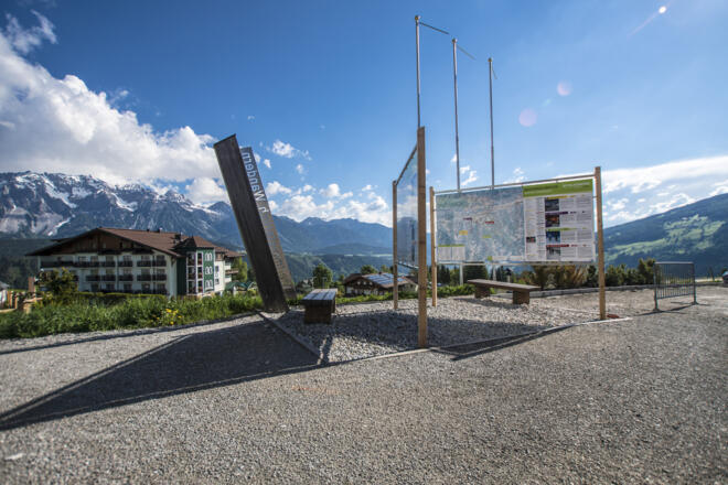 Wanderportal an der Talstation Gipfelbahn Hochwurzen