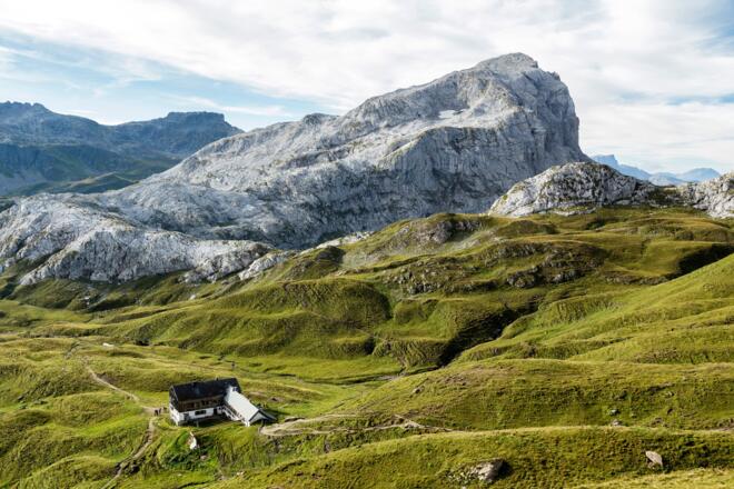 Tilisunahütte mit der Weißplatte im Hintergrund