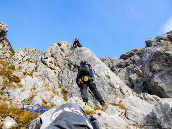Los geht es mit ein paar Bohrhaken im festen Fels.