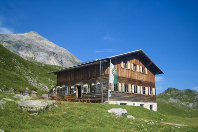 Die Giglachseehütte mit der Steirischen Kalkspitze im Hintergrund