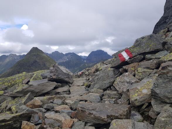 Weg durch die Geröllhalde unterhalb des Sauberg