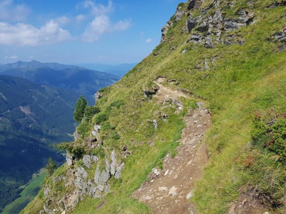 Ausgesetzte Wegpassage mit schmalem Pfad im Bereich Krahbergzinken