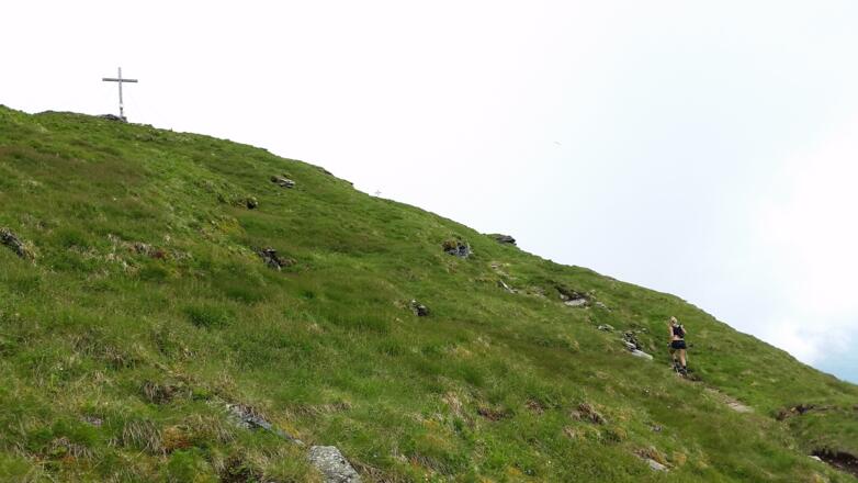 Gipfelkreuz - Achtung Rückseite 400 Felswand! Absturzgefahr