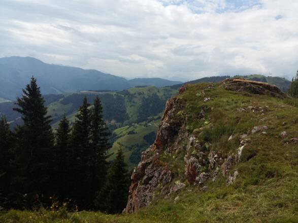 Steile Felswand am Gamskögerl mit schönem Ausblick